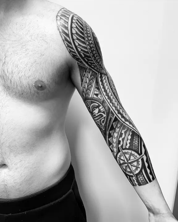 Tatuaje tribal polinesio en manga completa de brazo, diseñado a mano alzada por Leo Martínez en A Sailor's Grave Tattoo, Granollers (Barcelona).