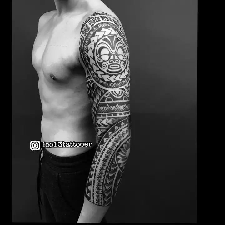 Tatuaje tribal polinesio en manga completa de brazo, diseñado a mano alzada por Leo Martínez en A Sailor's Grave Tattoo, Granollers (Barcelona).