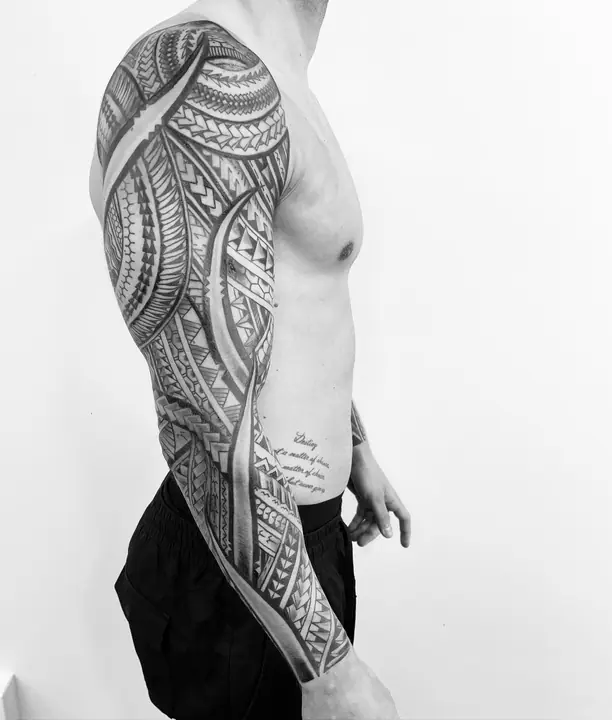 Tatuaje tribal polinesio en manga completa de brazo, diseñado a mano alzada por Leo Martínez en A Sailor's Grave Tattoo, Granollers (Barcelona).