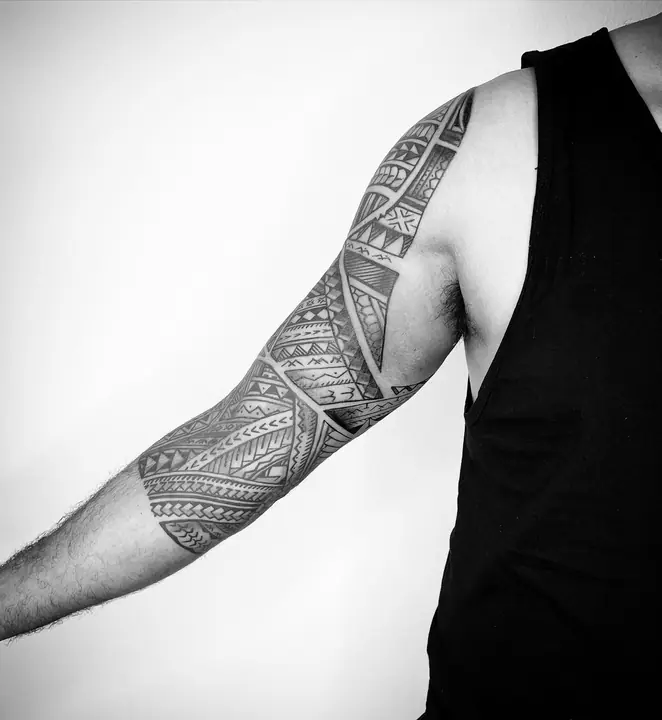 Tatuaje tribal polinesio en manga completa de brazo, diseñado a mano alzada por Leo Martínez en A Sailor's Grave Tattoo, Granollers (Barcelona).