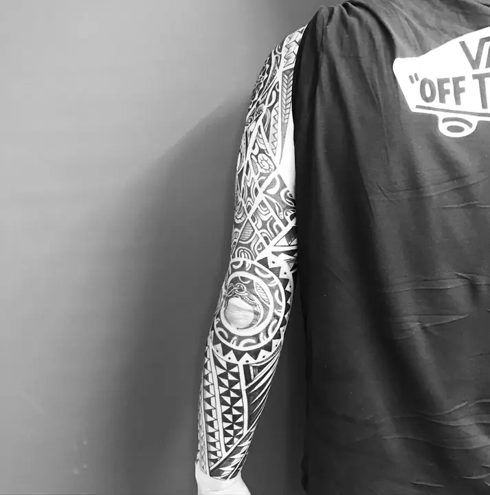 Tatuaje tribal polinesio en manga completa de brazo, diseñado a mano alzada por Leo Martínez en A Sailor's Grave Tattoo, Granollers (Barcelona).