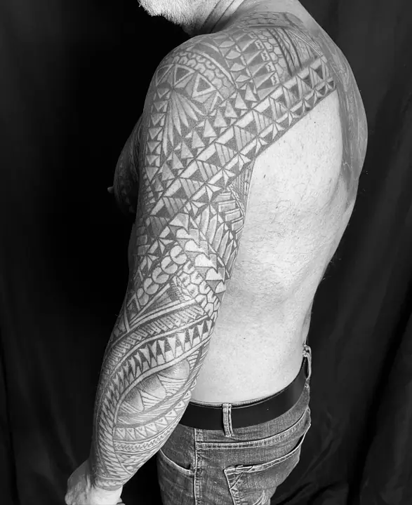Tatuaje tribal polinesio en manga completa de brazo, diseñado a mano alzada por Leo Martínez en A Sailor's Grave Tattoo, Granollers (Barcelona).