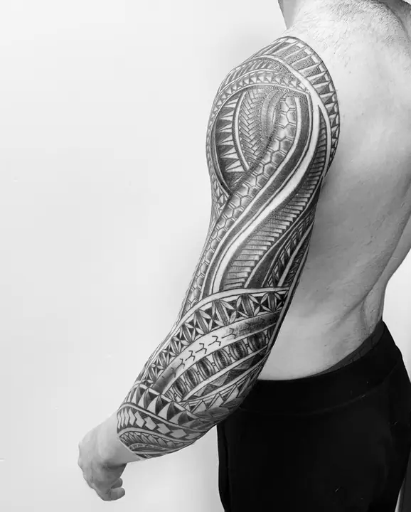 Tatuaje tribal polinesio en manga completa de brazo, diseñado a mano alzada por Leo Martínez en A Sailor's Grave Tattoo, Granollers (Barcelona).