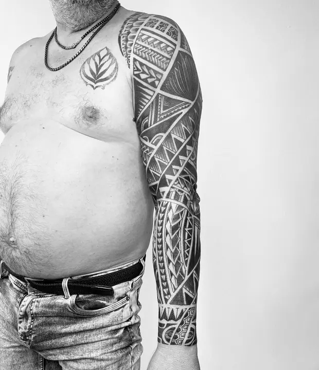 Tatuaje tribal polinesio en manga completa de brazo, diseñado a mano alzada por Leo Martínez en A Sailor's Grave Tattoo, Granollers (Barcelona).