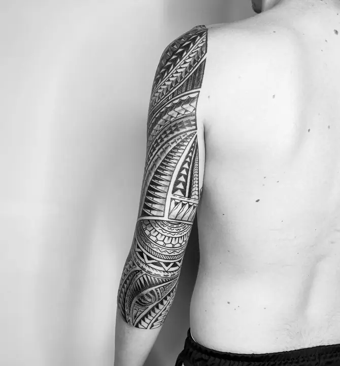 Tatuaje tribal polinesio en manga completa de brazo, diseñado a mano alzada por Leo Martínez en A Sailor's Grave Tattoo, Granollers (Barcelona).
