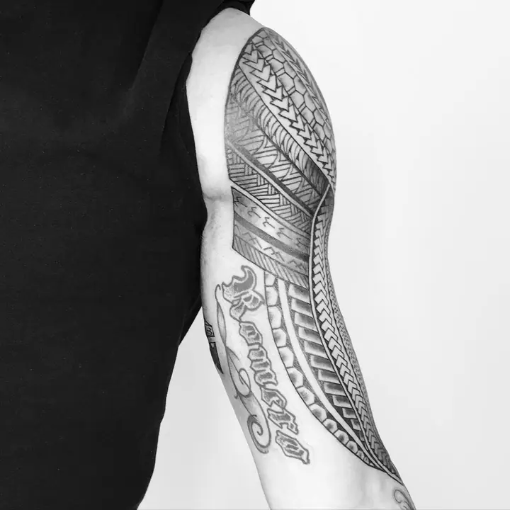 Tatuaje tribal polinesio en manga completa de brazo, diseñado a mano alzada por Leo Martínez en A Sailor's Grave Tattoo, Granollers (Barcelona).