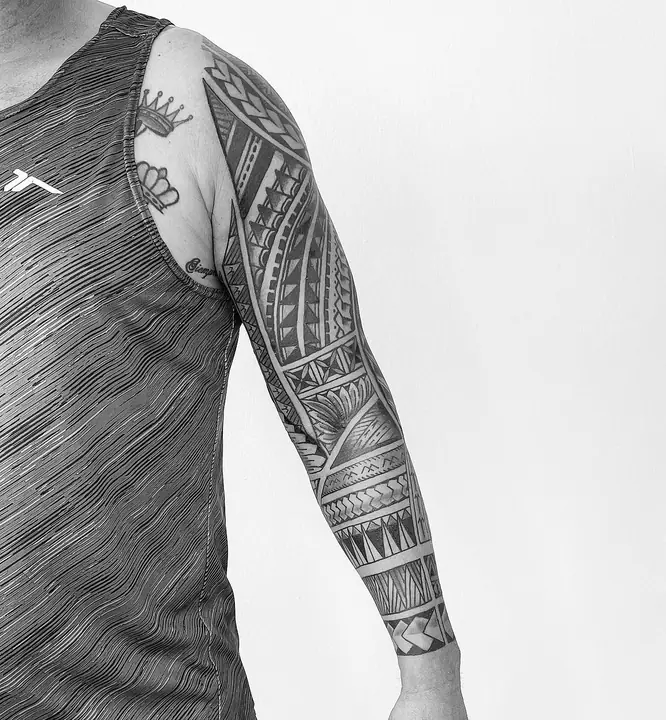 Tatuaje tribal polinesio en manga completa de brazo, diseñado a mano alzada por Leo Martínez en A Sailor's Grave Tattoo, Granollers (Barcelona).