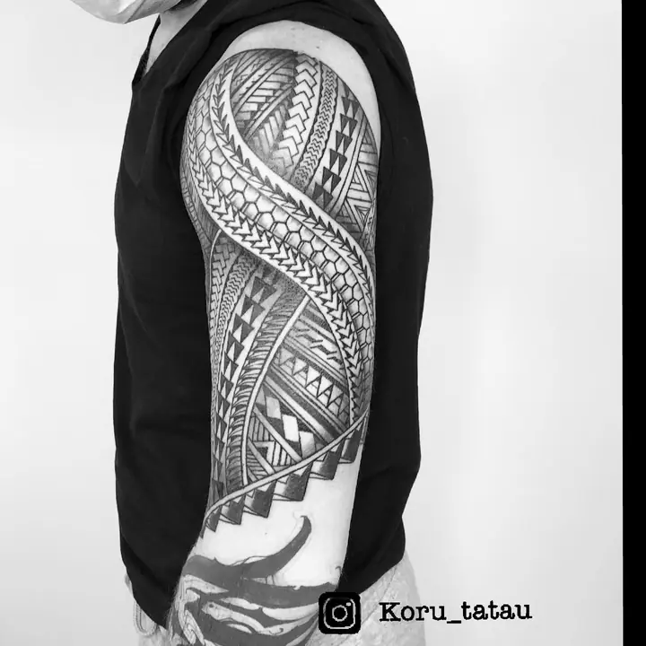 Tatuaje tribal polinesio en manga completa de brazo, diseñado a mano alzada por Leo Martínez en A Sailor's Grave Tattoo, Granollers (Barcelona).