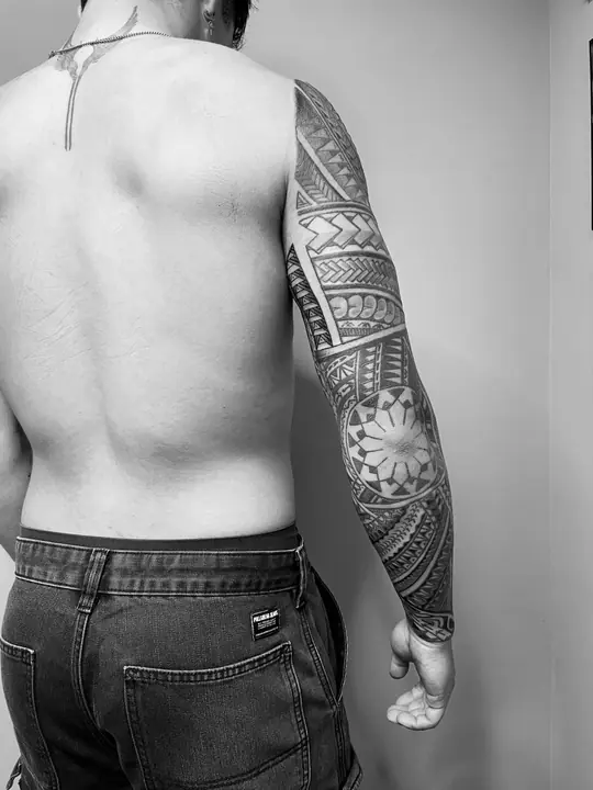 Tatuaje tribal polinesio en manga completa de brazo, diseñado a mano alzada por Leo Martínez en A Sailor's Grave Tattoo, Granollers (Barcelona).