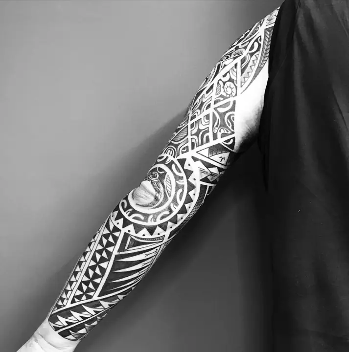 Tatuaje tribal polinesio en manga completa de brazo, diseñado a mano alzada por Leo Martínez en A Sailor's Grave Tattoo, Granollers (Barcelona).