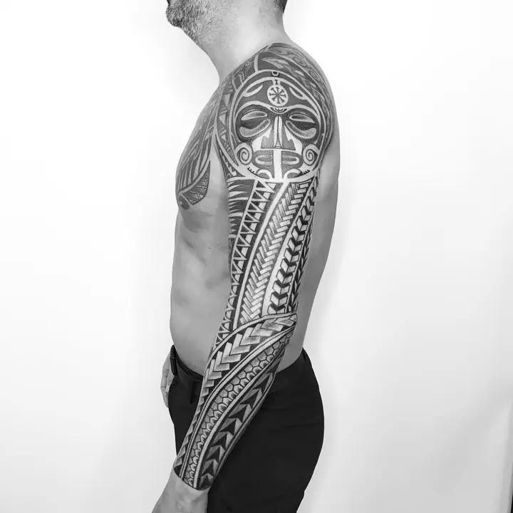 Tatuaje tribal polinesio en manga completa de brazo, diseñado a mano alzada por Leo Martínez en A Sailor's Grave Tattoo, Granollers (Barcelona).