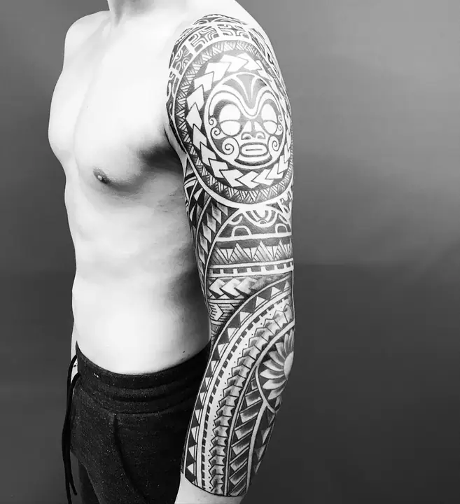 Tatuaje tribal polinesio en manga completa de brazo, diseñado a mano alzada por Leo Martínez en A Sailor's Grave Tattoo, Granollers (Barcelona).