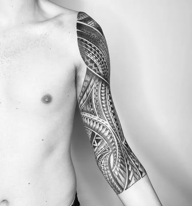 Tatuaje tribal polinesio en manga completa de brazo, diseñado a mano alzada por Leo Martínez en A Sailor's Grave Tattoo, Granollers (Barcelona).