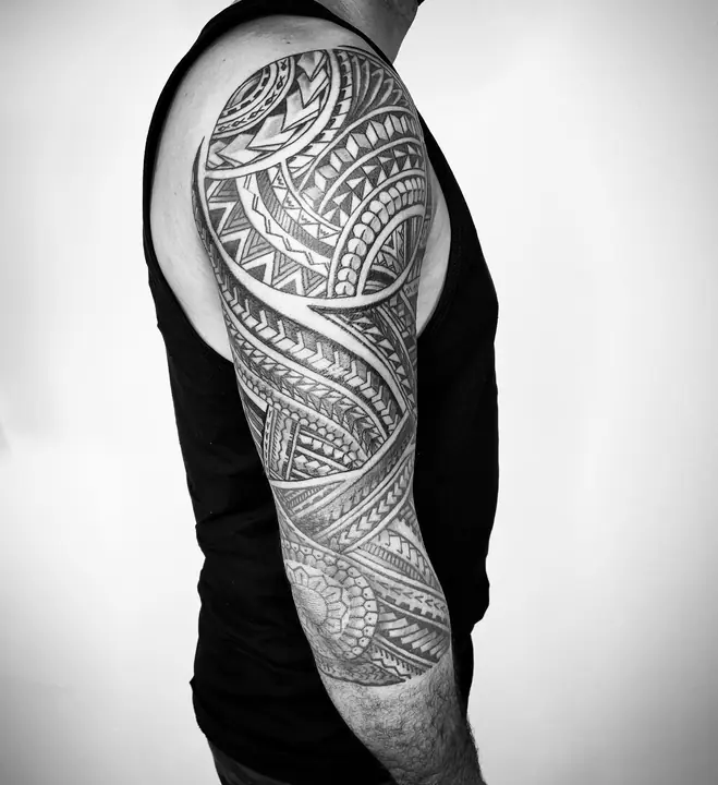 Tatuaje tribal polinesio en manga completa de brazo, diseñado a mano alzada por Leo Martínez en A Sailor's Grave Tattoo, Granollers (Barcelona).