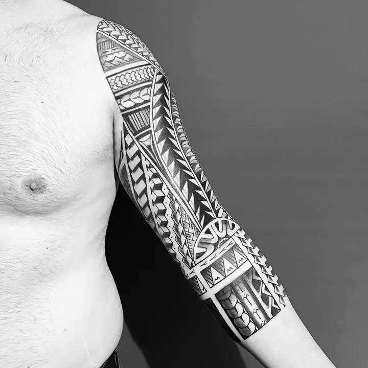 Tatuaje tribal polinesio en manga completa de brazo, diseñado a mano alzada por Leo Martínez en A Sailor's Grave Tattoo, Granollers (Barcelona).