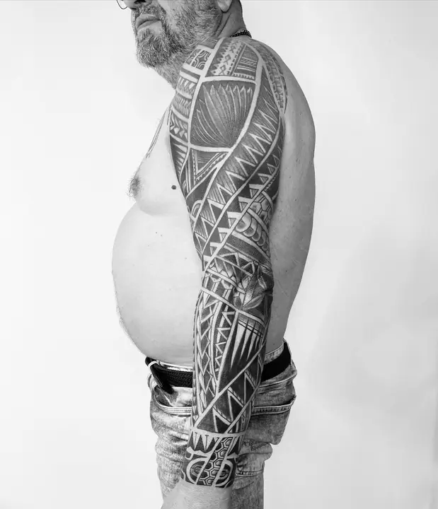 Tatuaje tribal polinesio en manga completa de brazo, diseñado a mano alzada por Leo Martínez en A Sailor's Grave Tattoo, Granollers (Barcelona).