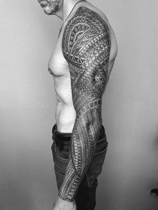 Tatuaje tribal polinesio en manga completa de brazo, diseñado a mano alzada por Leo Martínez en A Sailor's Grave Tattoo, Granollers (Barcelona).