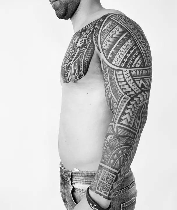 Tatuaje tribal polinesio en manga completa de brazo, diseñado a mano alzada por Leo Martínez en A Sailor's Grave Tattoo, Granollers (Barcelona).