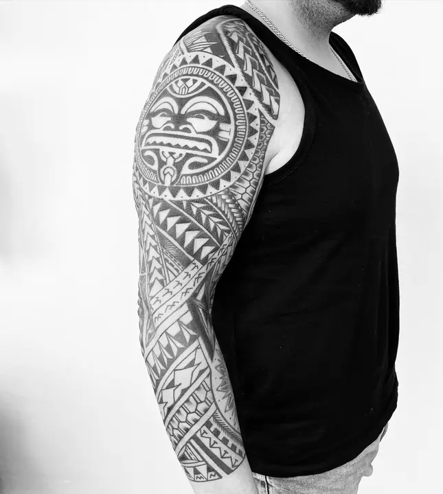 Tatuaje tribal polinesio en manga completa de brazo, diseñado a mano alzada por Leo Martínez en A Sailor's Grave Tattoo, Granollers (Barcelona).