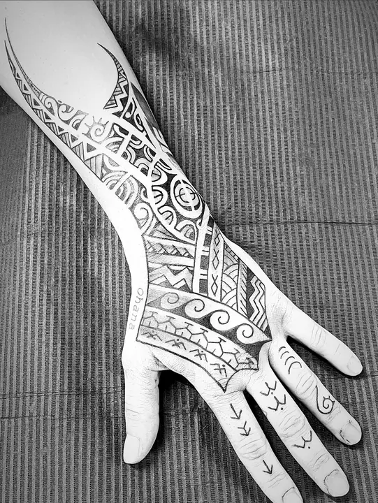 Tatuaje tribal polinesio en mano, diseñado a mano alzada por Leo Martínez en A Sailor's Grave Tattoo, Granollers (Barcelona).