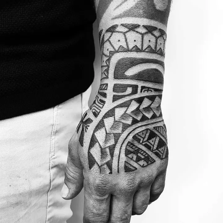 Tatuaje tribal polinesio en mano, diseñado a mano alzada por Leo Martínez en A Sailor's Grave Tattoo, Granollers (Barcelona).