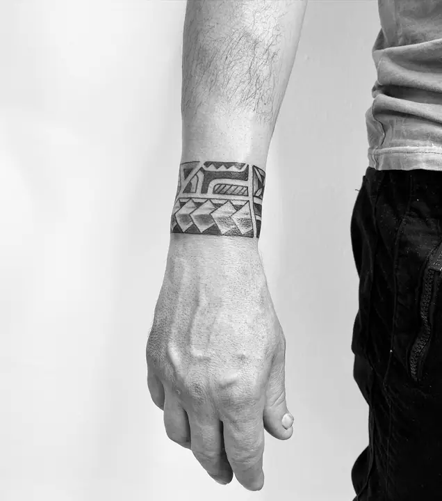 Tatuaje tribal polinesio en muñeca, diseñado a mano alzada por Leo Martínez en A Sailor's Grave Tattoo, Granollers (Barcelona).