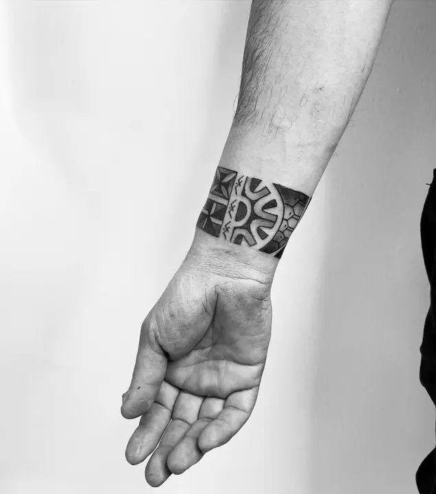 Tatuaje tribal polinesio en muñeca, diseñado a mano alzada por Leo Martínez en A Sailor's Grave Tattoo, Granollers (Barcelona).