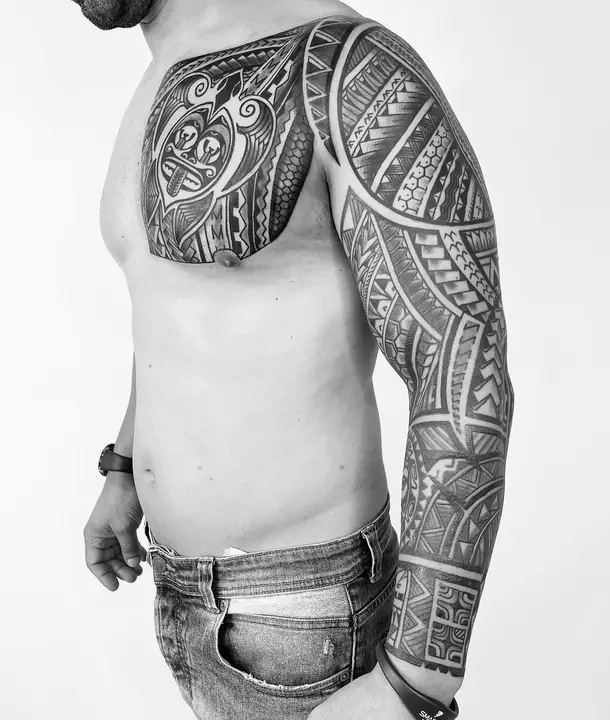 Tatuaje tribal polinesio en pecho, diseñado a mano alzada por Leo Martínez en A Sailor's Grave Tattoo, Granollers (Barcelona).