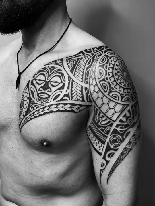 Tatuaje tribal polinesio en pecho, diseñado a mano alzada por Leo Martínez en A Sailor's Grave Tattoo, Granollers (Barcelona).