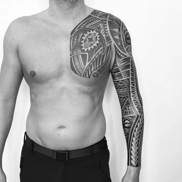 Tatuaje tribal polinesio en pecho, diseñado a mano alzada por Leo Martínez en A Sailor's Grave Tattoo, Granollers (Barcelona).