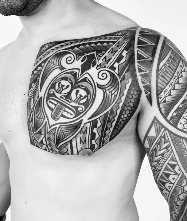 Tatuaje tribal polinesio en pecho, diseñado a mano alzada por Leo Martínez en A Sailor's Grave Tattoo, Granollers (Barcelona).