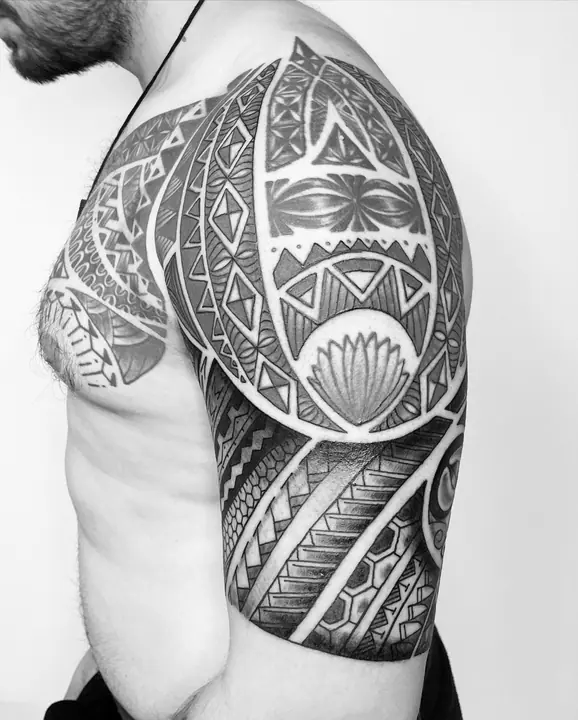 Tatuaje tribal polinesio en pecho, diseñado a mano alzada por Leo Martínez en A Sailor's Grave Tattoo, Granollers (Barcelona).