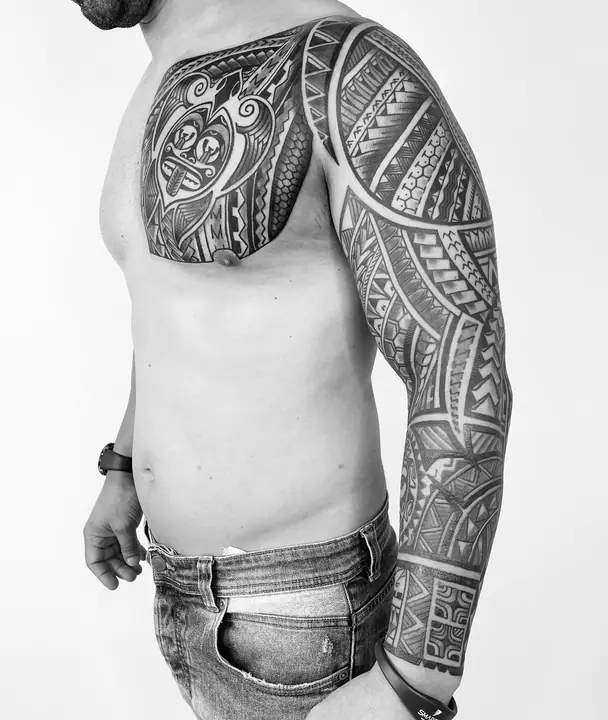 Tatuaje tribal polinesio en pecho, diseñado a mano alzada por Leo Martínez en A Sailor's Grave Tattoo, Granollers (Barcelona).