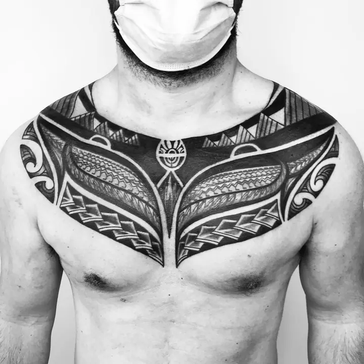 Tatuaje tribal polinesio en pecho, diseñado a mano alzada por Leo Martínez en A Sailor's Grave Tattoo, Granollers (Barcelona).