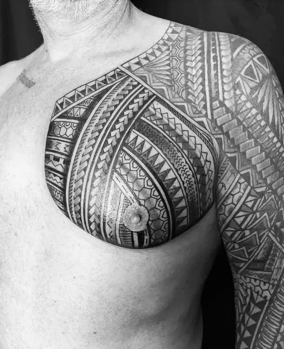 Tatuaje tribal polinesio en pecho, diseñado a mano alzada por Leo Martínez en A Sailor's Grave Tattoo, Granollers (Barcelona).