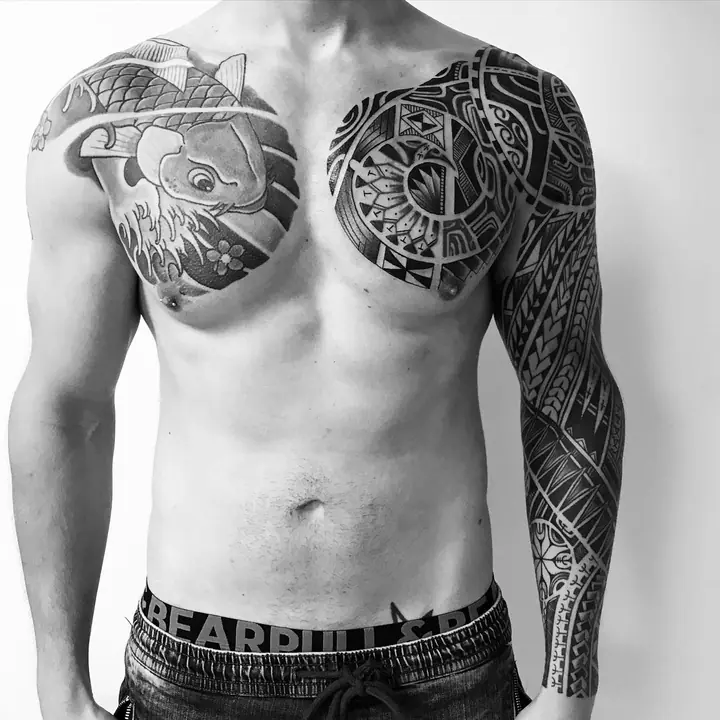 Tatuaje tribal polinesio en pecho, diseñado a mano alzada por Leo Martínez en A Sailor's Grave Tattoo, Granollers (Barcelona).