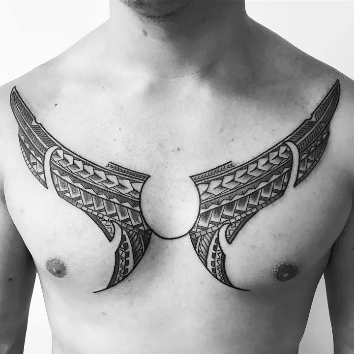 Tatuaje tribal polinesio en pecho, diseñado a mano alzada por Leo Martínez en A Sailor's Grave Tattoo, Granollers (Barcelona).
