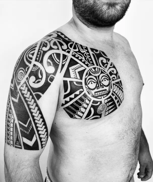 Tatuaje tribal polinesio en pecho, diseñado a mano alzada por Leo Martínez en A Sailor's Grave Tattoo, Granollers (Barcelona).