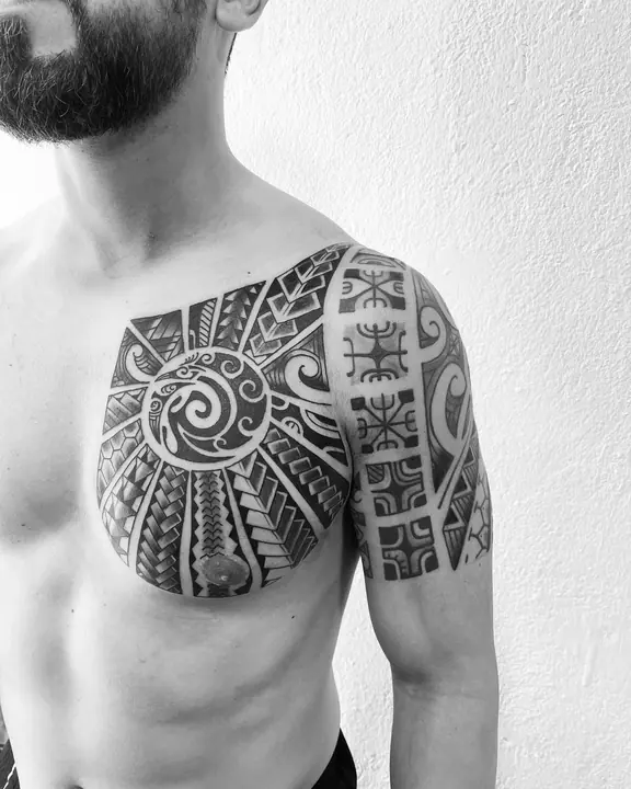 Tatuaje tribal polinesio en pecho, diseñado a mano alzada por Leo Martínez en A Sailor's Grave Tattoo, Granollers (Barcelona).