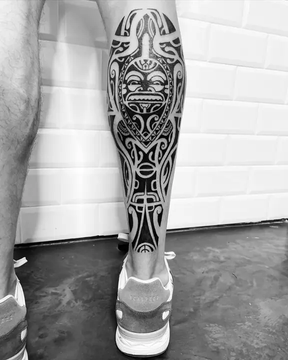 Tatuaje tribal polinesio en pierna, diseñado a mano alzada por Leo Martínez en A Sailor's Grave Tattoo, Granollers (Barcelona).