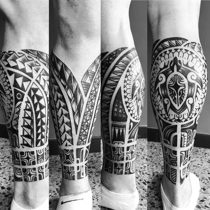 Tatuaje tribal polinesio en pierna, diseñado a mano alzada por Leo Martínez en A Sailor's Grave Tattoo, Granollers (Barcelona).