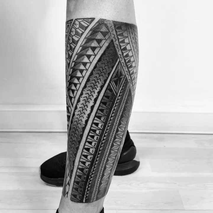 Tatuaje tribal polinesio en pierna, diseñado a mano alzada por Leo Martínez en A Sailor's Grave Tattoo, Granollers (Barcelona).