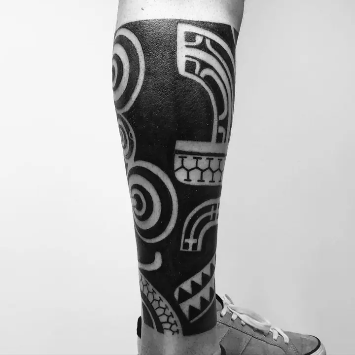 Tatuaje tribal polinesio en pierna, diseñado a mano alzada por Leo Martínez en A Sailor's Grave Tattoo, Granollers (Barcelona).