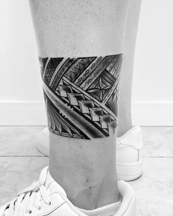 Tatuaje tribal polinesio en tobillo, diseñado a mano alzada por Leo Martínez en A Sailor's Grave Tattoo, Granollers (Barcelona).