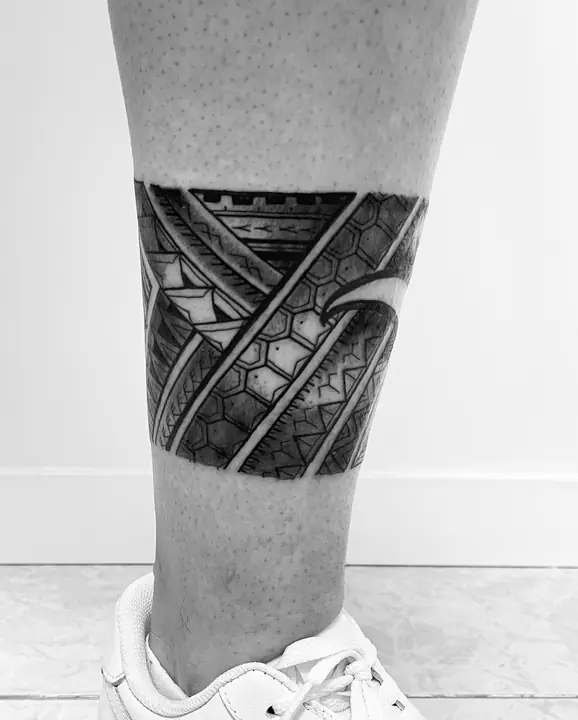 Tatuaje tribal polinesio en tobillo, diseñado a mano alzada por Leo Martínez en A Sailor's Grave Tattoo, Granollers (Barcelona).